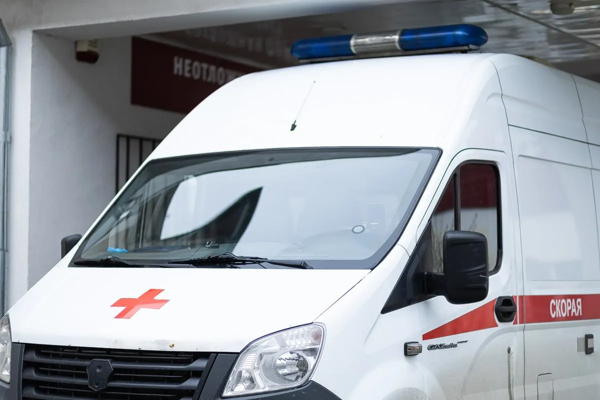 В регионе объявлен электронный запрос на поставку топлива для автомобилей скорой помощи с начальной стоимостью контракта 9,999 млн руб. Литр АИ‑92 заявлен по 74,63 руб., АИ‑95 — 79,64 руб., дизель — 88,13 руб.; стартовая цена бензина выше текущих розничных цен, объём поставки — около 123,7 тыс. литров.