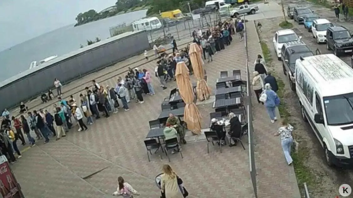 Катера из Балтийска на косу перестали курсировать. Жителям и коммерческим перевозчикам доступна только паромная переправа, которая ходит реже и часто отменяется из‑за погоды; малые суда временно не получают разрешений на движение по судоходному каналу.