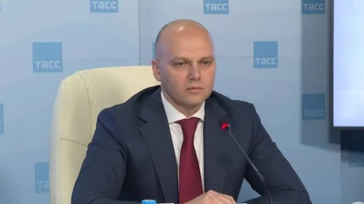 После снятия одного автобуса на маршруте «Калининград — Ушаково» люди не успевают добираться на работу и в детский сад, вынуждены просить попутчиков или идти пешком по обочине; жители просят вернуть удобные рейсы.