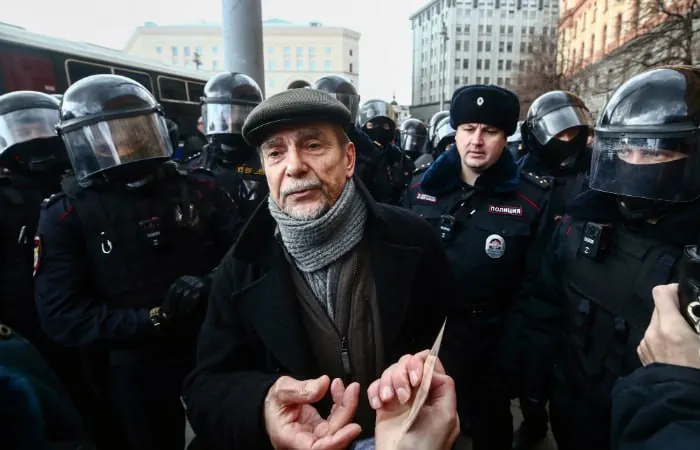 В Хорошевском суде Москвы началось заочное рассмотрение дела против 84‑летнего Льва Пономарева. Прокурор просит 6,5 года колонии и запрет администрирования сайтов на 10 лет по обвинениям в связях с «нежелательной» организацией и нарушении правил «иностранного агента».
