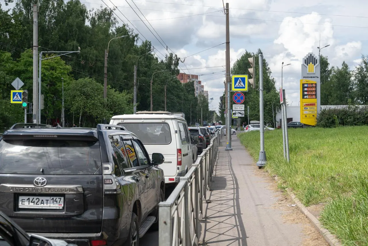 Проверка нескольких заправок в Петербурге показала, что город продолжает получать бензин стандарта Евро‑5. Власти в июле разрешили временно допускать Евро‑3 из‑за проблем на НПЗ, но реальные поставки в регионе пока остаются современного качества.