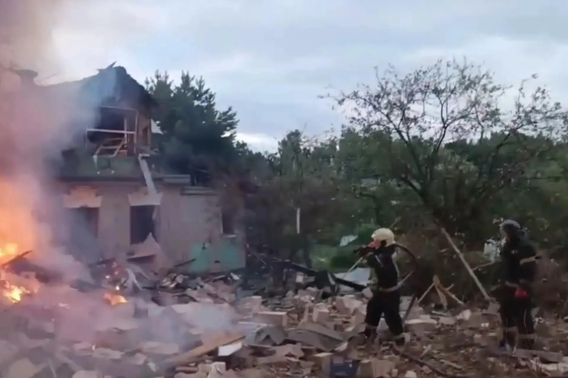 В среднем 61–62 человека в день — такое число погибших и пострадавших зафиксировано при недавних атаках; данные сопровождаются картой распределения инцидентов по регионам.