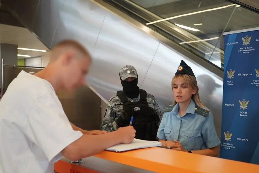 Калининградские судебные приставы при содействии полиции с 2 июля проводят выборочные проверки пассажиров в аэропорту Храброво на предмет задолженностей; проверку уже прошли около 50 человек.