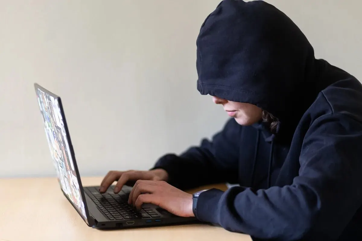 Законопроект предлагает запретить преследователям приближаться к человеку, посещать его обычные места и выходить с ним на связь — включая онлайн. Документ направлен на оценку и при одобрении может вступить в силу 1 января 2027 года.