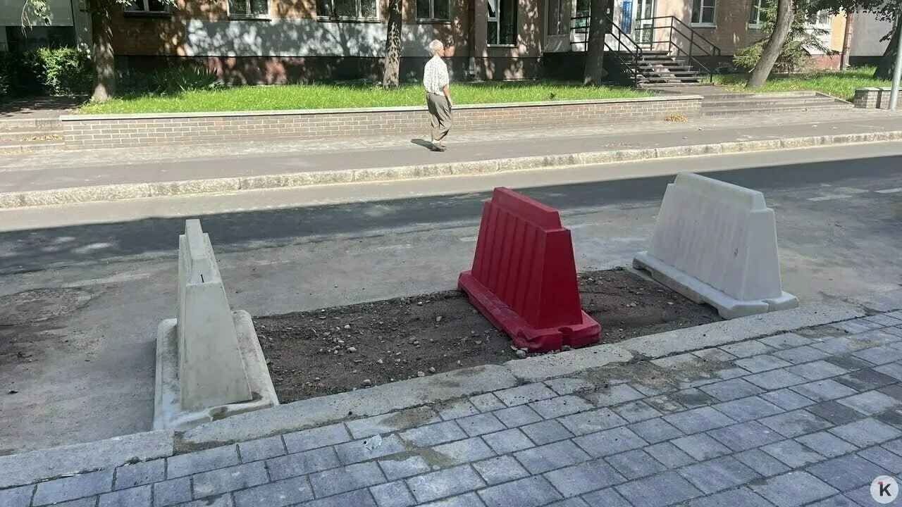 Подрядчик вырезал участок асфальта и засыпал провал на парковке; место ограждено, движение не затронуто.