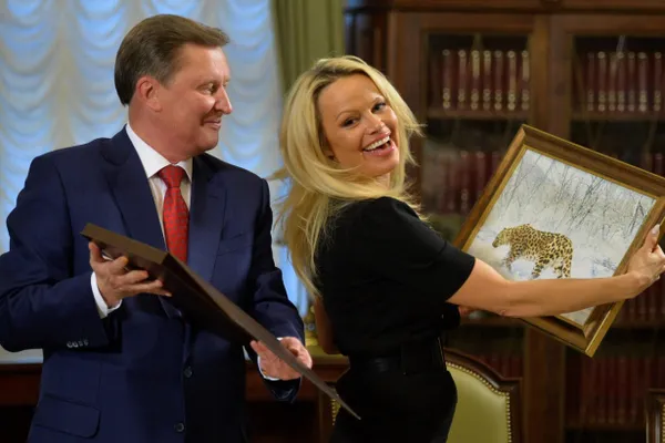 По материалам расследования, семье бывшего министра принадлежит несколько объектов в России и за рубежом — общий предполагаемый баланс составляет около 4,2 млрд рублей.