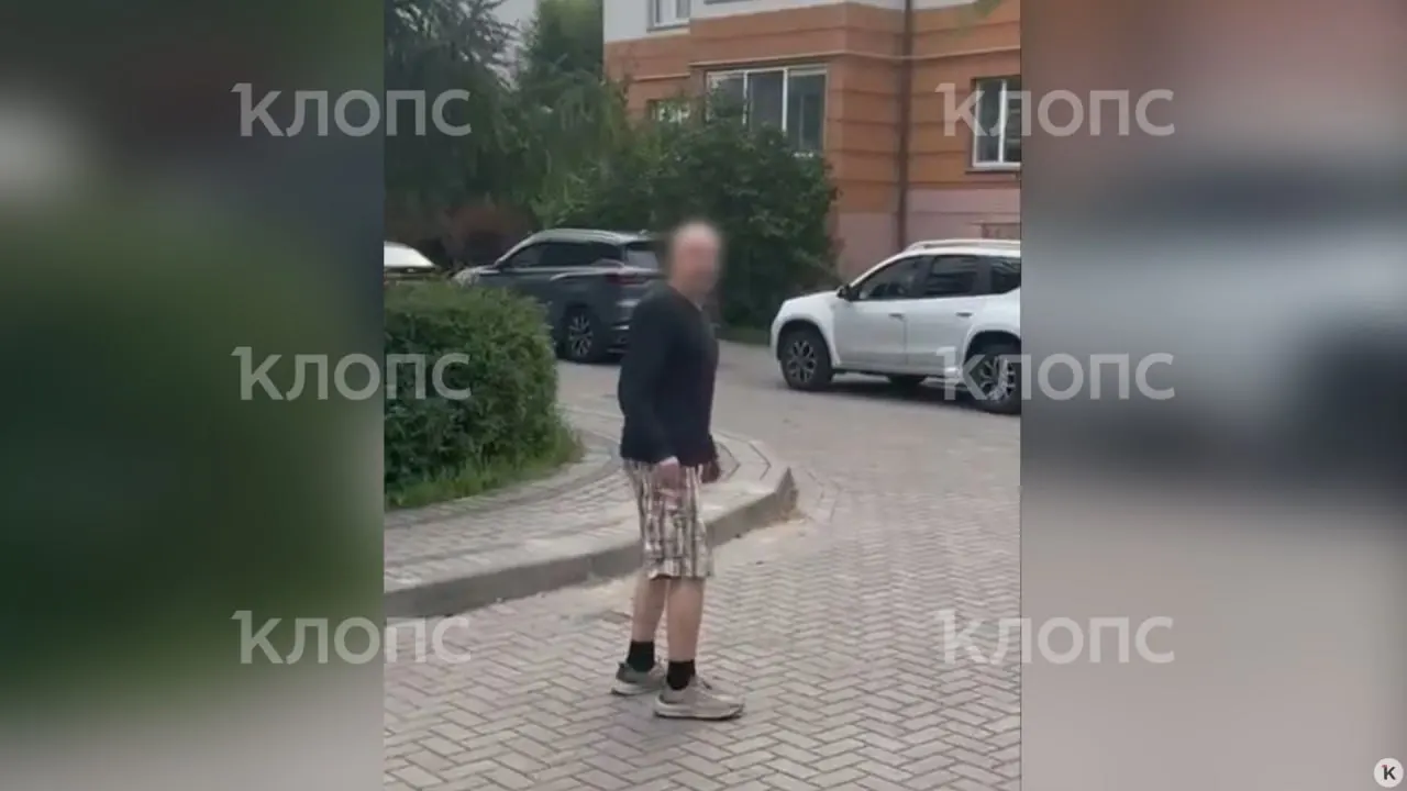 На детской площадке на улице Гакуна, 6 незнакомый мужчина схватил ребёнка за качели. Отец забрал сына и подал заявление в полицию. Просьба к свидетелям — обращаться в Ленинградский ОП.