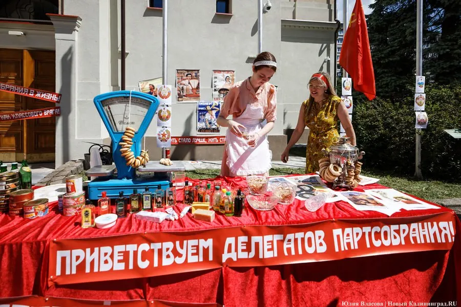 2 июля в Калининградском областном историко‑художественном музее открылась масштабная выставка, посвящённая 80‑летию области. Экспозиция воссоздаёт атмосферу 1950–1970‑х годов: ретролавка с берёзовым соком, интерьеры первых переселенцев, старинное фотоателье и уличная торговля.