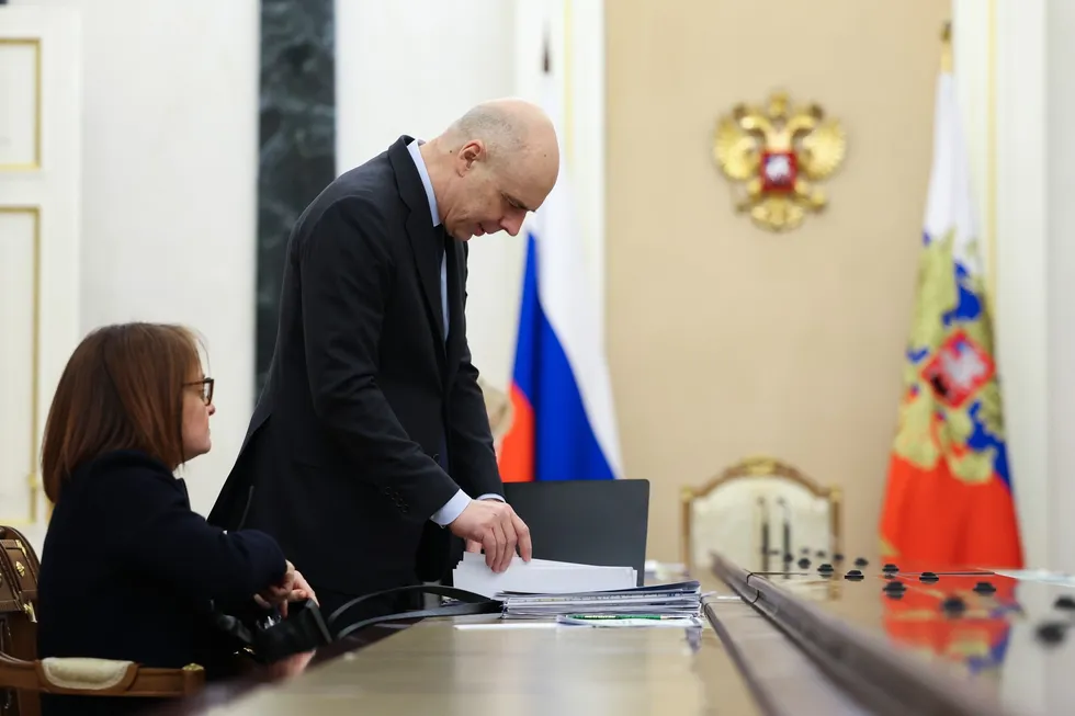Госдума быстро разрешила Минфину увеличивать расходы и занимать сверх прежних лимитов. Эксперты предупреждают: это подрывает прозрачность бюджета, усиливает инфляционное давление и повышает риски для бизнеса и домохозяйств.