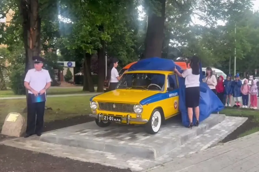 Раритетный служебный автомобиль ВАЗ‑2101, установленный у управления ГИБДД Калининградской области, отогнали во двор из‑за технической неисправности. Экспонат планируют вернуть на постамент, доступ внутрь временно закрыт.