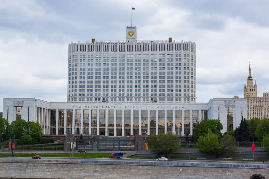 В законопроекте расширяется перечень преступлений, при которых обвиняемые или осужденные могут заключать контракты с Минобороны в период мобилизации, военного положения или войны. Организаторы банд и по ряду тяжких преступлений по-прежнему останутся в запрете.