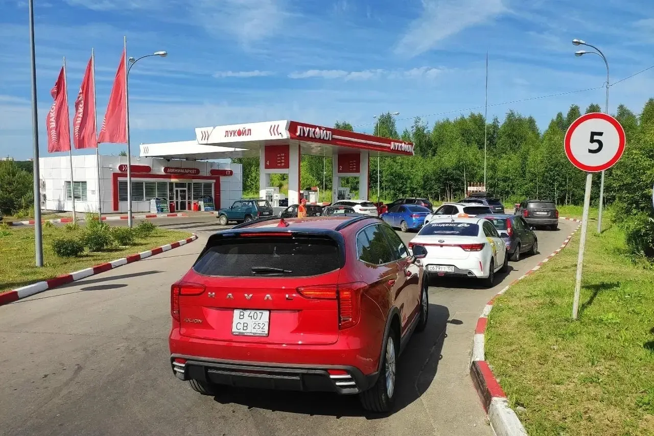 Поставки бензина сокращаются в нескольких регионах: в Нижегородской области отмечают резкий рост спроса и снижение поставок, в Забайкалье на ряде АЗС топливо уже закончилось; власти вводят ограничения и ищут возможность компенсировать дефицит.