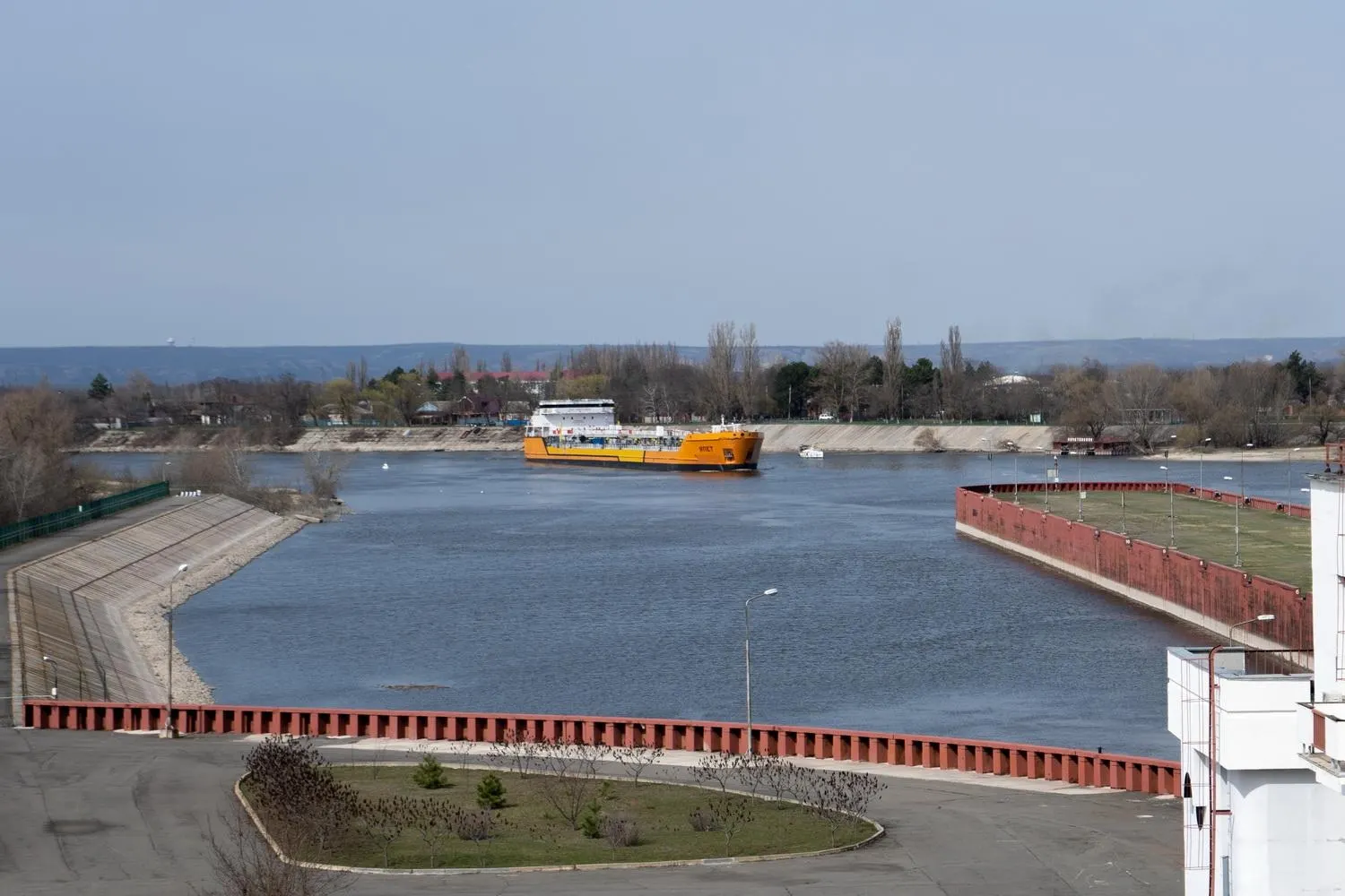 Из‑за атак беспилотников на суда в Азовском море Россия временно остановила движение по Азово‑Донскому каналу. Это может затронуть значительную долю вывоза пшеницы и усугубить топливные перебои на полуострове.