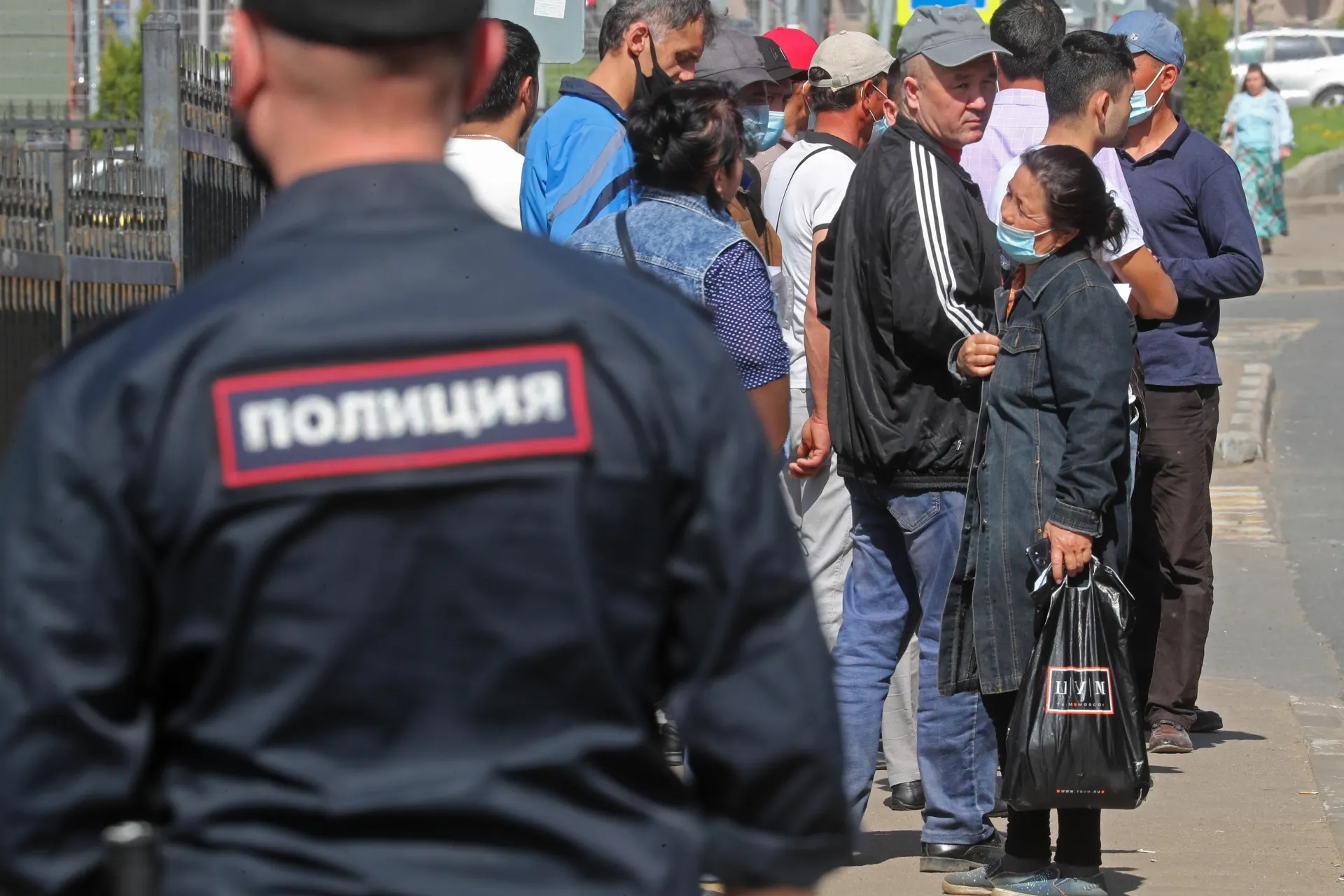 Правительство одобрило поправки ко второму чтению: в перечень правонарушений, за которые планируют применять обязательную депортацию, хотят добавить дискриминацию и неповиновение законному требованию пограничника. Документ разработан МВД и уже прошёл первое чтение в Госдуме.