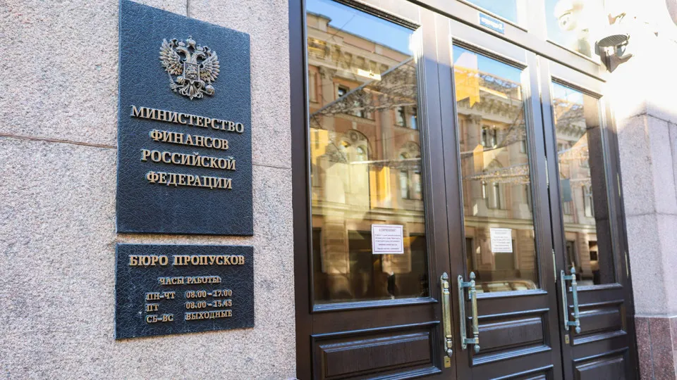 После 2022 года госдолг РФ вырос на 68%, а расходы на обслуживание долгов втрое увеличились. Эксперты ЦМАКП предупреждают о рисках «долговой спирали» и предлагают ввести долговые ориентиры.