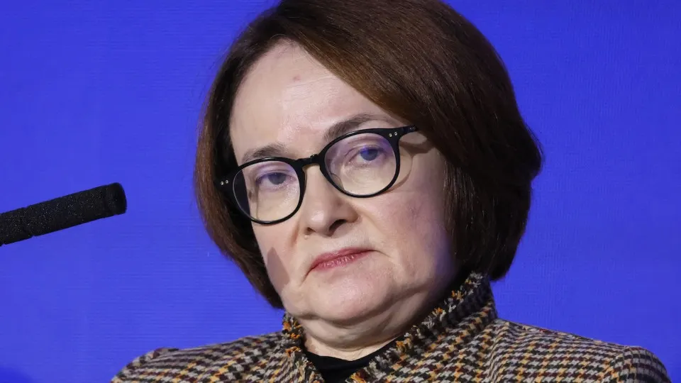 Из‑за дефицита топлива и ускорения инфляции межбанковские ставки и доходности ОФЗ уже превысили ключевую ставку — участники рынка всё активнее закладывают вероятность её роста в ближайшие год‑два.