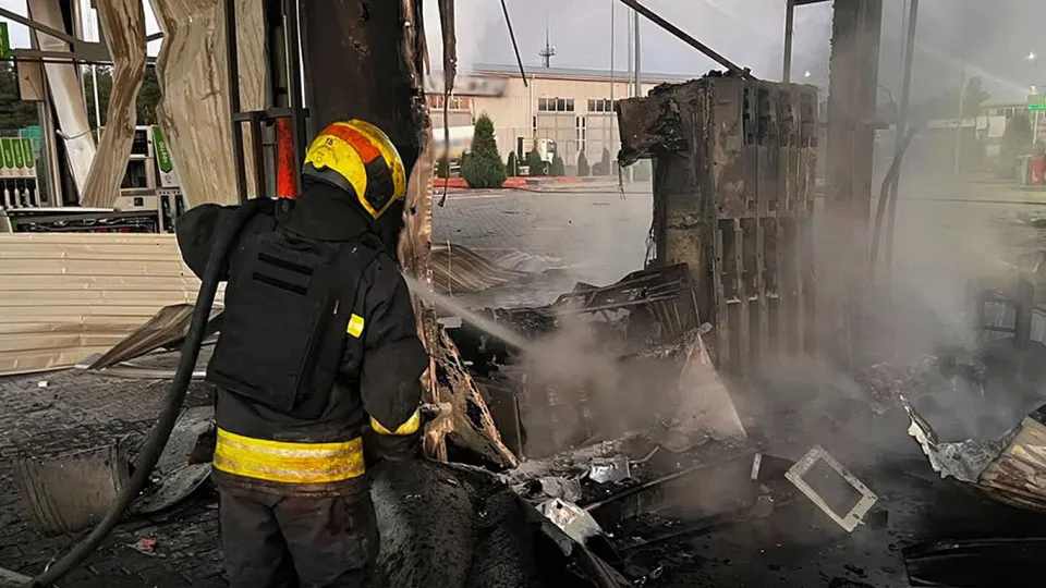 Ночной удар беспилотников повредил пять автозаправок в Днепропетровской области, один человек погиб, трое ранены. На фоне этого в России сохраняется острый дефицит бензина — выпуск упал, цены и импорт резко выросли.