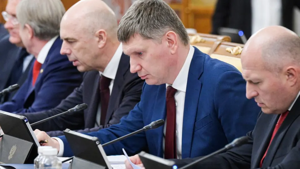 По оперативным данным Минэкономразвития ВВП РФ за январь—май вырос всего на 0,2%. Промышленность и инвестиции находятся в стагнации, наблюдается сильное региональное расслоение, падение цен на нефть и проблемы в НПЗ усиливают риски рецессии, дефицита бюджета и ускорения инфляции.