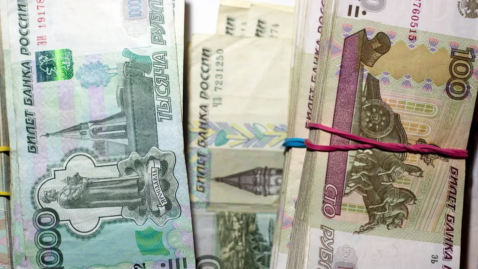 С начала июля объём наличных в обращении резко вырос на сотни миллиардов рублей. Банки активнее привлекают средства у Центробанка, а доля проблемных кредитов увеличивается — это усиливает риск банковской нестабильности.
