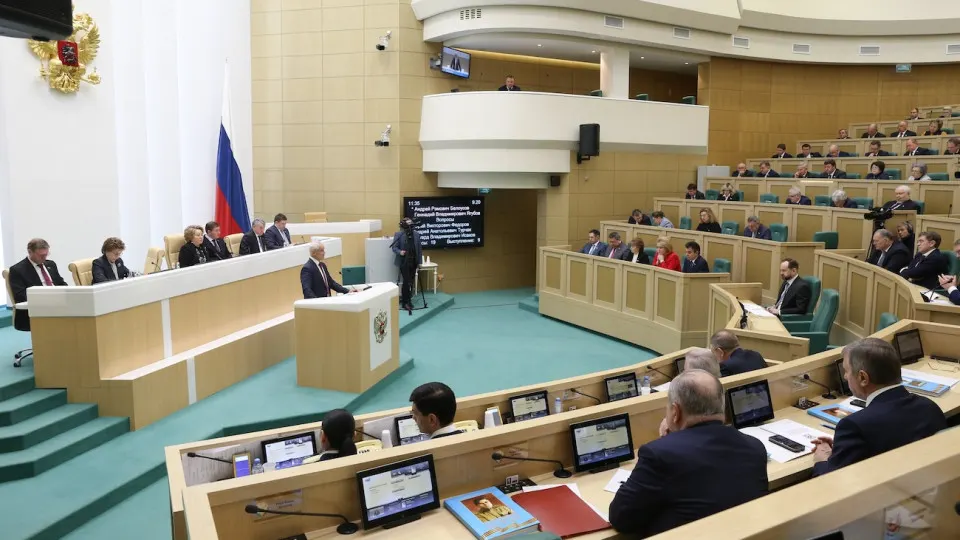 Совфед одобрил закон, по которому Минюст будет вести реестр граждан, признанных «уклоняющимися» и находящихся за рубежом. В реестр могут вносить людей с уголовными и отдельными политическими наказаниями; для включенных в список вводятся обширные ограничения на услуги, имущество и консульскую помощь.