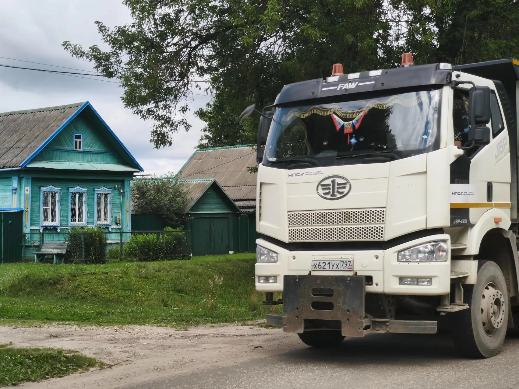 Жители ряда деревень сталкиваются с лишением жилья и страхом перед соседством с тяжёлой техникой и поездами.