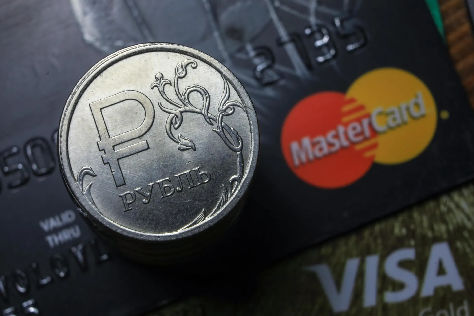 Россияне сталкиваются с задержками и сбоями при оплате картами Visa и Mastercard, а также при оплате через СБП.