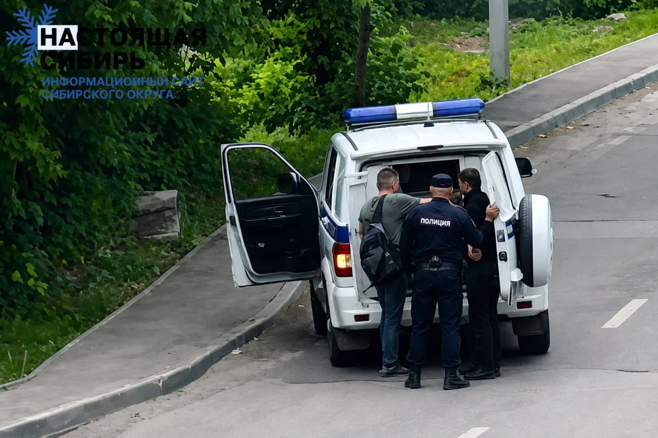 За первые шесть месяцев 2026 года число контрактников снизилось, госструктуры и компании массово ищут специалистов по мобилизационному учёту; аналитики оценивают совокупные потери армии в 1,4 млн человек.