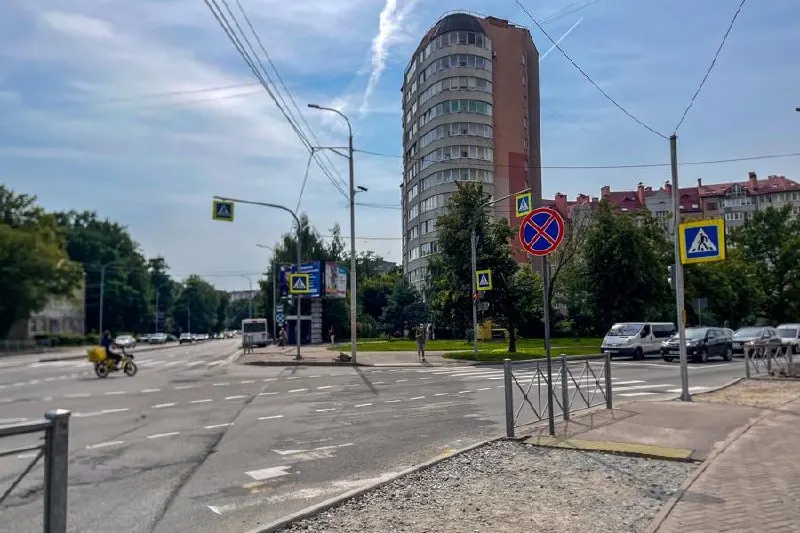 В Калининграде на перекрёстке Гагарина, Куйбышева и Чувашской обновили режим светофора после жалоб автомобилистов; поворот налево по ул. Куйбышева теперь разрешён с обеих полос.