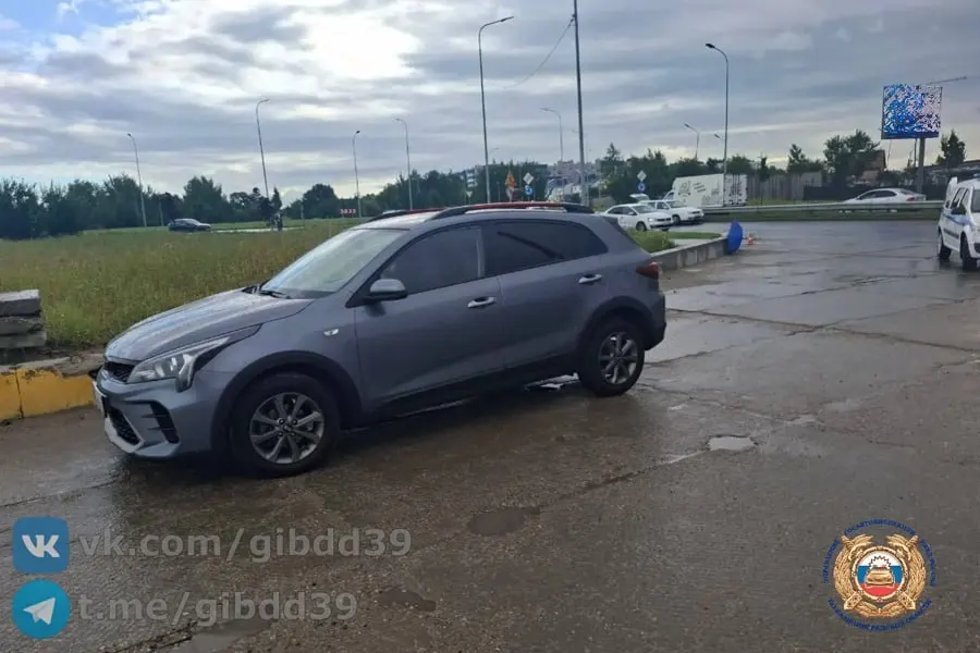 Водитель легкового автомобиля выехал на тротуар на пересечении улиц Орудийная — Покрышкина; пострадавший — мужчина 1983 года рождения — доставлен в больницу, обстоятельства ДТП устанавливаются.