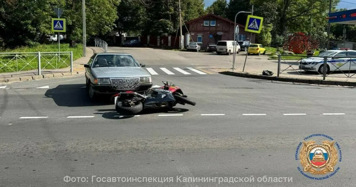 Мотоциклист получил травмы в ДТП в Калининграде; пострадавшего доставили в больницу, обстоятельства происшествия уточняются.