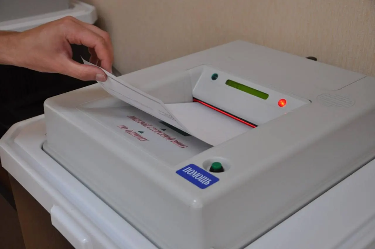 Из-за санкций в регионах отмечается дефицит электронных комплексов обработки бюллетеней (КОИБ) в ряде регионов; обновления техники задерживаются, старые устройства выходят из строя, и часть голосов может потребоваться пересчитать вручную.