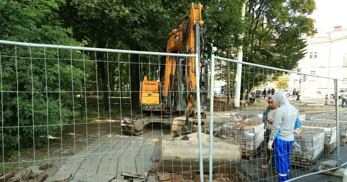 На участке обновят тротуар плиткой различного формата, обустроят парковочные места, усилят доступную среду и проложат велодорожку с высадкой новых зеленых насаждений.