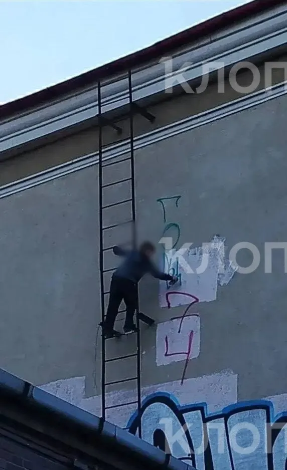 Подростки 14–16 лет повторно расписали фасад жилого дома в Калининграде. Жильцы устанавливают камеры и ждут реакции властей.