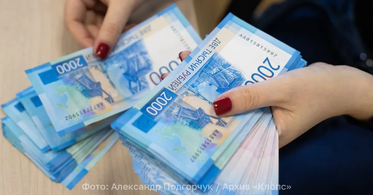 Доля жителей с очень высоким доходом растёт: к 2026 году средняя зарплата достигла примерно 108 тыс. рублей, лидирует Ямало-Ненецкий автономный округ. Каждый пятый калининградец имеет доход выше указанных цифр.