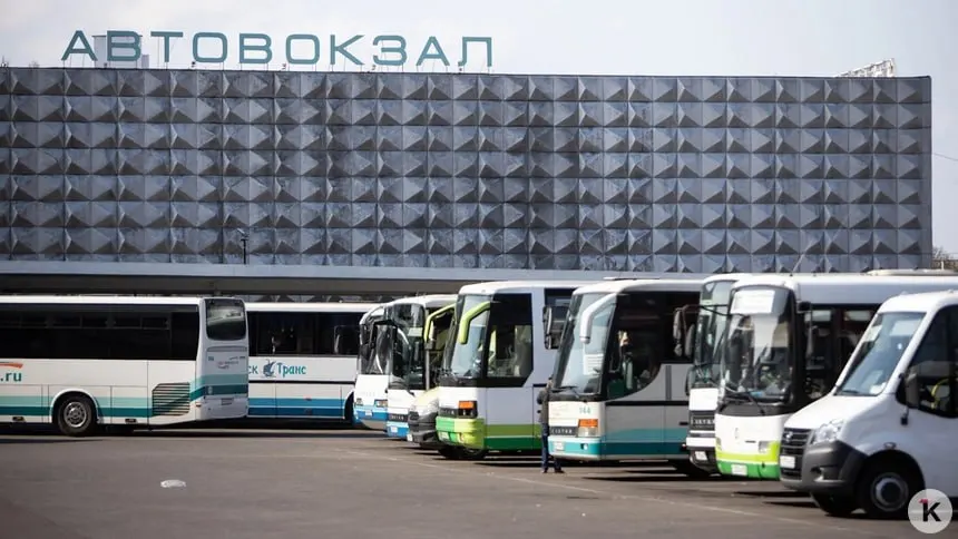На калининградском автовокзале запланирована замена вывески за счет работ, связанные с демонтажем старой надписи и установкой новых элементов с подсветкой.