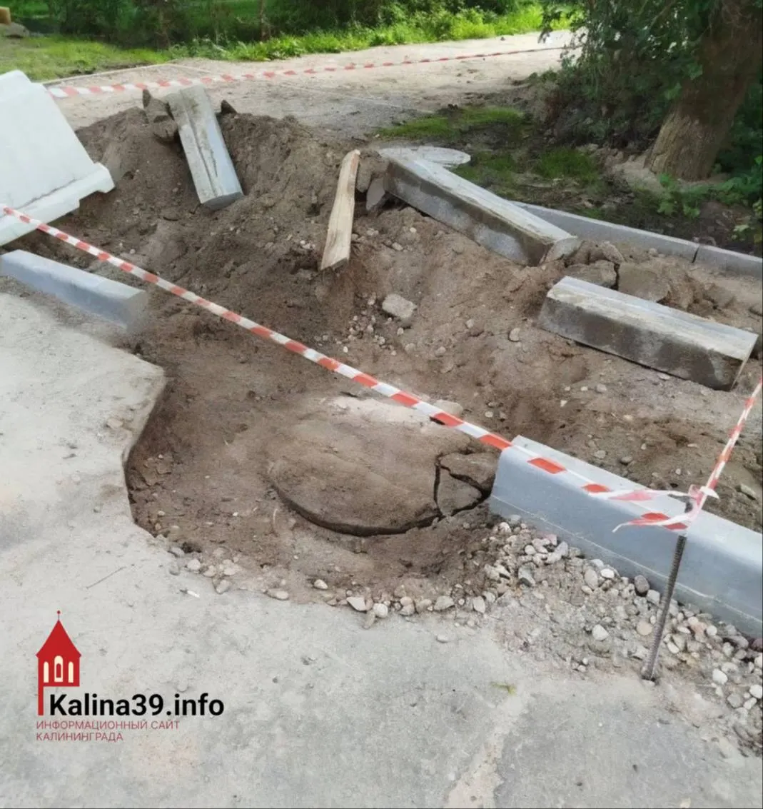 Жители улицы Шахматной остаются без воды второй сутки: причина — засор канализации и проблемы после ремонта дороги, требующие доступа к канализационным колодцам.