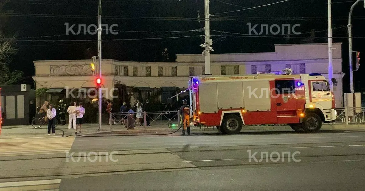 Возгорание зафиксировано возле входа в зоопарк. На месте работают пожарные, рядом стоит запах дыма, внутри помещение темное. Информации о пострадавших пока нет.