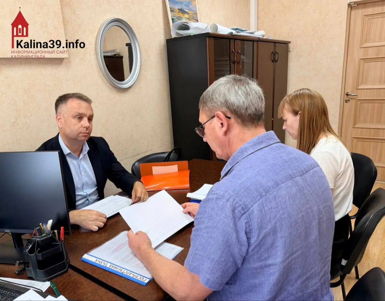 Калининградский избирком снял кандидата от «Яблока» Антона Гендриксона с гонки в Госдуму и региональное Заксобрание после административного ареста за предположительную демонстрацию экстремистской символики. Суд вынес 10 суток ареста, регистрации аннулированы.