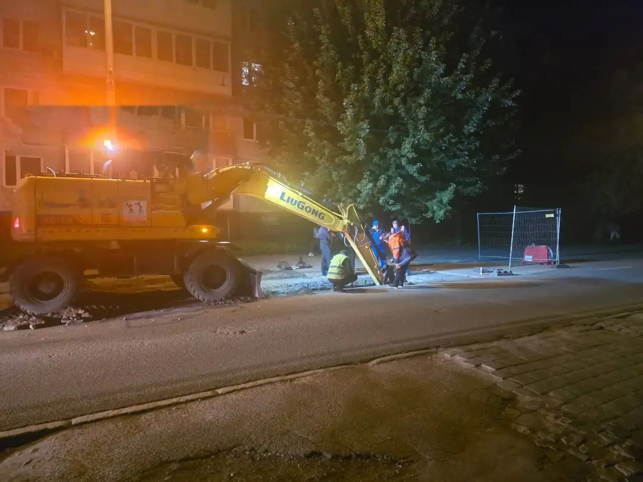 Из-за коммунальной аварии на улице Дзержинского частично перекрыт проезд возле дома №102Д. На месте работают аварийные бригады; движение пропускают по знакам приоритета, водителям рекомендуется выбрать альтернативные маршруты.