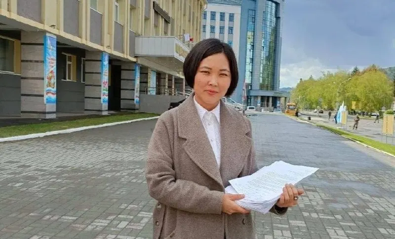 Активистка Аруна Арна заявляет, что власть использует схему давления на оппозицию: возбуждают уголовные дела и заказывают экспертизы, чтобы вынести обвинительные приговоры. Она рассказала о своём деле, за которое получила пять лет колонии за изменённые тексты песен.