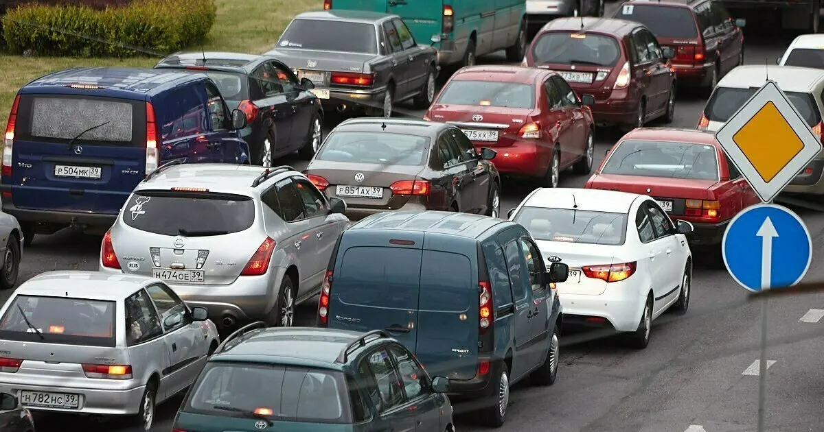 Движение затруднено на основных магистралях города; общая оценка ситуации — пять баллов.