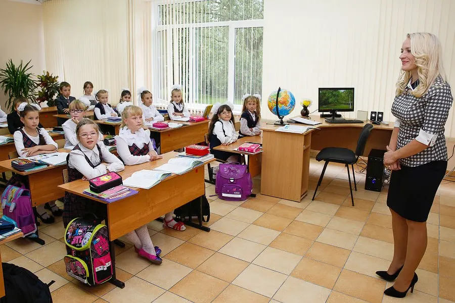 По итогам 2026 года в региональную систему образования привлечено более 500 педагогов; часть из них — молодые выпускники, часть — специалисты, переехавшие из других регионов. Нехватка учителей сохраняется (примерно 150–200 человек), но к началу учебного года учреждение готово.