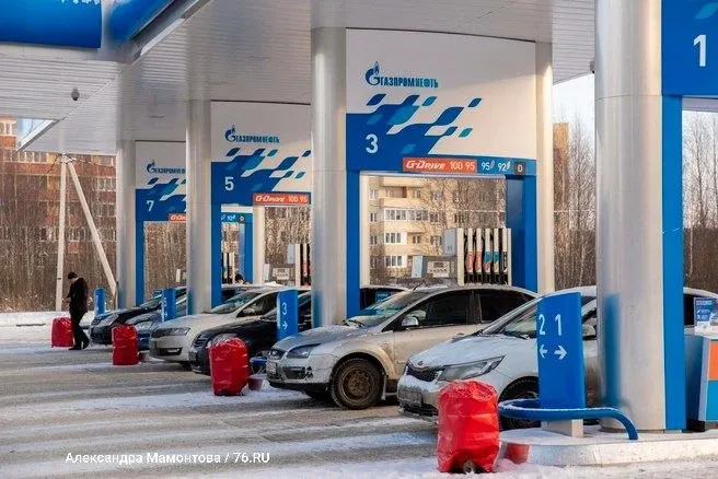 Газпромнефть сняла лимиты на заправках в Санкт-Петербурге и Ленинградской области; меры распространились на Москву, Московскую область и ещё девять регионов.