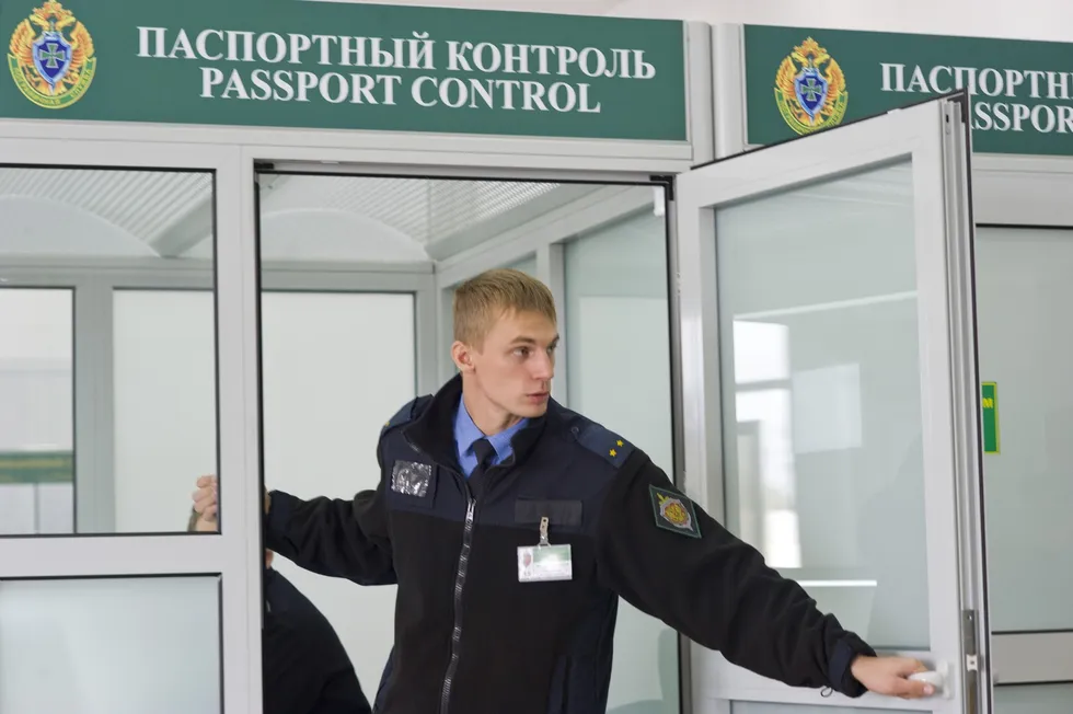 Рассказы россиян и мигрантов о пересечении границы, допросах, досмотрах и отношении к миграционной политике — от Калининградской области до регионов России.