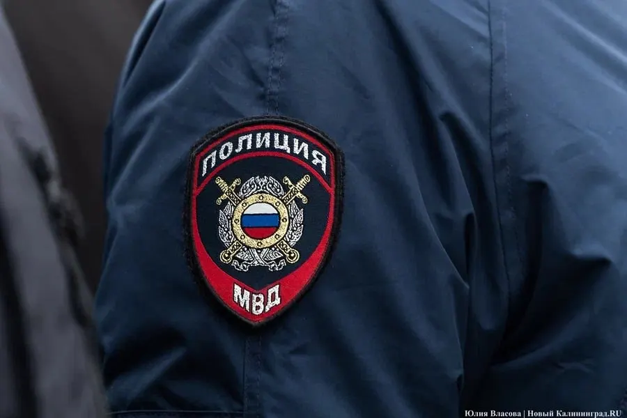 39-летний житель Калининграда подозревается в попытке кражи парфюмерии и косметики на 24 тысячи рублей; охрана торгового центра предотвратила похищение, задержание — полиция.