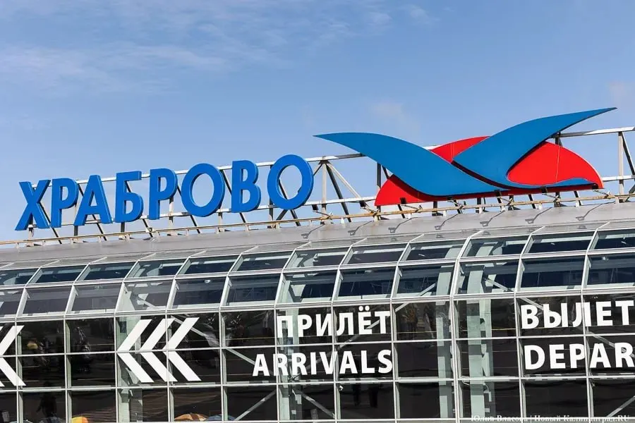 Утром 4 августа в аэропорту Храброво зафиксированы задержки по 29 рейсам и отмены двух маршрутов; наиболее ощутимы задержки на направлениях в Москву и Санкт-Петербург, прилёты также испытывают задержки.