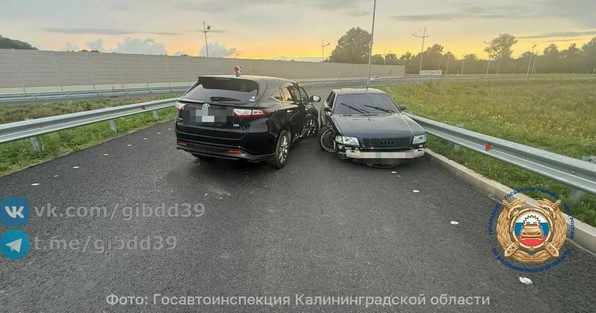На Северном обходе Калининграда из-за отсутствовавшей временной разметки произошло столкновение Audi и Toyota. Пострадал пассажир одного из автомобилей; проводится расследование.