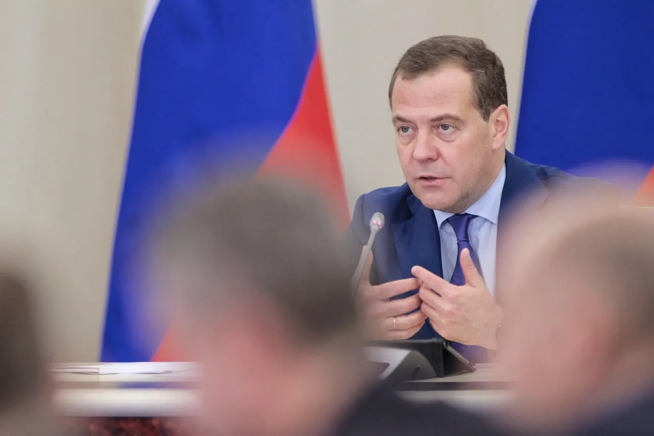 По словам Медведева, прекращение или приостановка СВО не прекратят идеологическое противостояние; воспитание общества остаётся важной задачей обеих сторон.