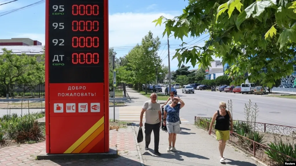 В Геленджике и окрестностях исчез бензин; заправочные станции работают выборочно, водители стоят в длинных очередях, а власти вводят ограничения на отпуск топлива.