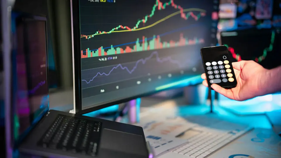 Обсуждается возможность блокировок активов в USDT и усиление контроля над стейблкоинами на фоне санкций и изменений в платежной инфраструктуре.